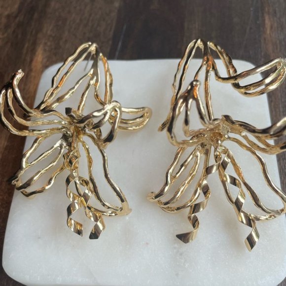 Golden Metal Floral Shape Dangle Earrings - Picture 4 of 6